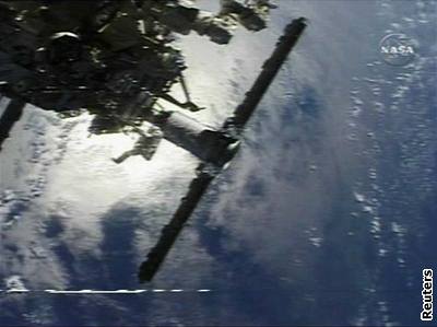 Astronauti z raketoplánu Atlantis u stanice ISS