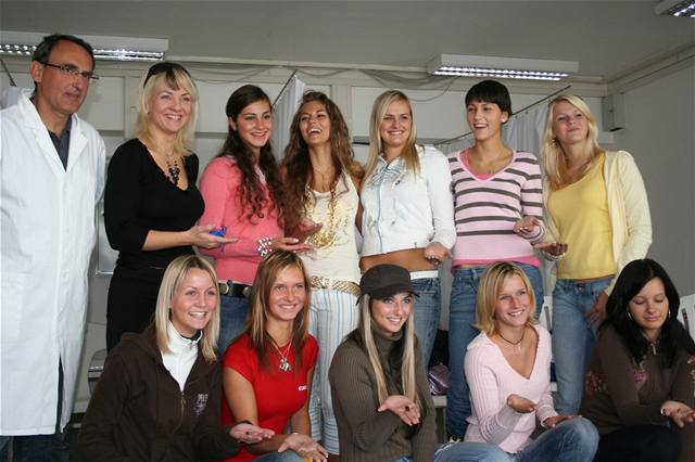 Finalistky Miss Junior 2006 s Kateinou Hamrovou a doktorem René Vlasákem