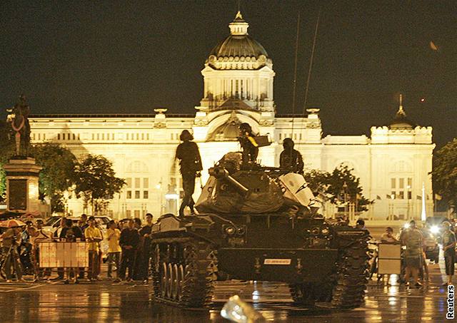 Tank ped budovou vlády v thajském Bangkoku