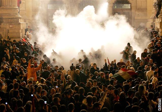 Lidé protestují před budovou maďarské státní televize