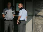 Policisté steí vchod do havíovského kulturního domu Reneta, kde Pavel Slíva zastelil mladého zastupitele Martina Balána. (18. záí 2006)