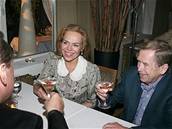 Zagorové a Margitovi pili poblahopát také exprezident Václav Havel s manelkou Dagmar. Spolen se zaveli v salonku, kde si oteveli ampaské