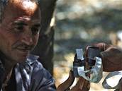 estatyicetiletý Abú Ali Ahmad ukazuje vybuchlý granát z kazetové rakety