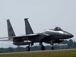 Americk sthaky F-15 v Ostrav.