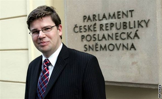 Pachatel by podle návrhu ministra spravedlnosti Jiího Pospíila neel za míe, ale nesml by opustit domov od osmi veer do pti do rána a o víkendech. Domácí vzení by mohlo trvat a dva roky.