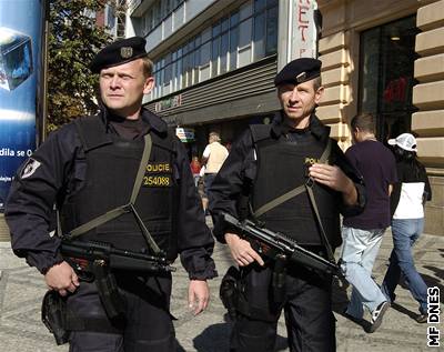Písluníci zvlátní jednotky Policie R vyzbrojení samopaly hlídkují v Praze