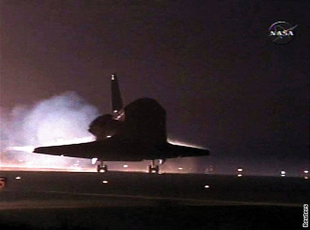 Raketoplán Atlantis dosedá po dvanáctidenní misi na ranvej