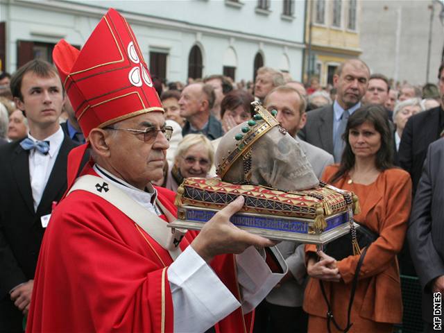 Politici kladli pod sochu vnce, turisté se bavili na trhu.