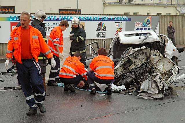 V Podbabské ulici v Praze se stetl favorit s autobusem