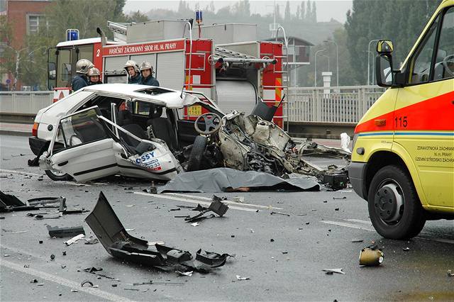 V Podbabské ulici v Praze se stetl favorit s autobusem