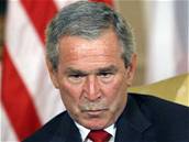 Prezident Bush v tradiním projevu vyjádil lítost nad útoky na americké koly a prohlásil, e do kolní tídy by se nikdo neml bát vstoupit