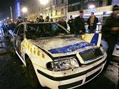 Demonstranti u zni�eného policejního auta