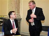 Petr Neas a Mirek Topolánek na zasedání vlády