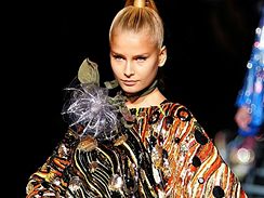 Tden mdy v Miln - esk supermodelka Hana Soukupov v atech znaky Dolce & Gabbana, 28. z 2007