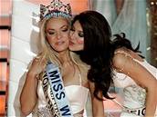 Miss World 2006 Taána Kuchaová pijímá gratulace od australské Miss Sabriny Houssamiové
