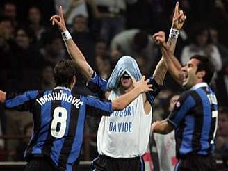 Materazzi z Interu Milán slaví gól v derby