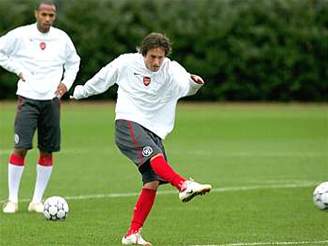Tomá Rosický a Thierry Henry pi tréninku Arsenalu