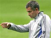 José Mourinho, trenér fotbalist� Chelsea, na tréninku p�ed zápasem s Barcelonou.