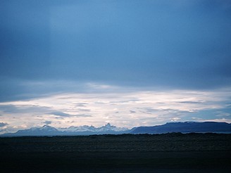 ediv pl, ediv obloha, nkde daleko na obzoru prouek hor - prav Patagonie (foceno z autobusu)