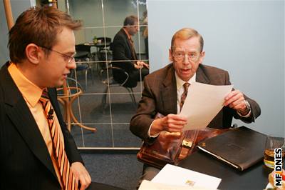 Václav Havel (vpravo) do poadu Václava Moravce nepiel, je v nemocnici. Ilustraní foto