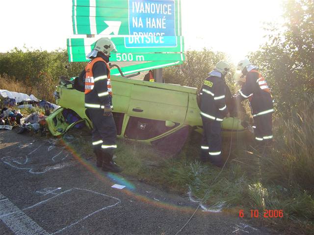 Auto Polák se nkolikrát pevrátil, nakonec skonilo na stee.