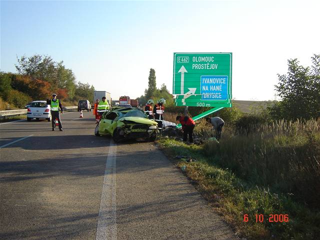 Auto Polák se nkolikrát pevrátil, nakonec skonilo na stee.