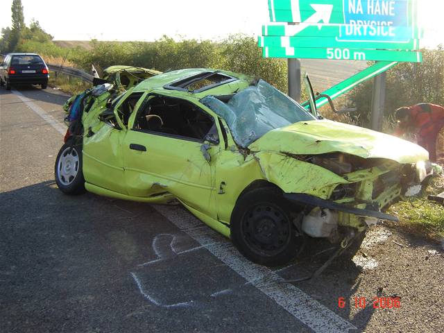 Auto Polák se nkolikrát pevrátil, nakonec skonilo na stee.