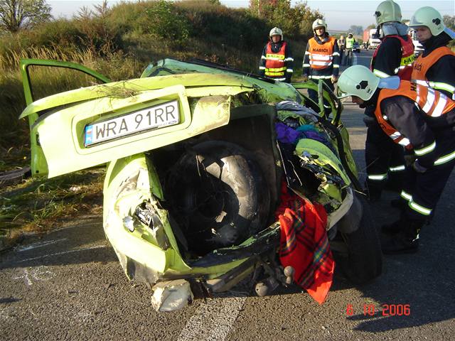 Auto Polák se nkolikrát pevrátil, nakonec skonilo na stee.