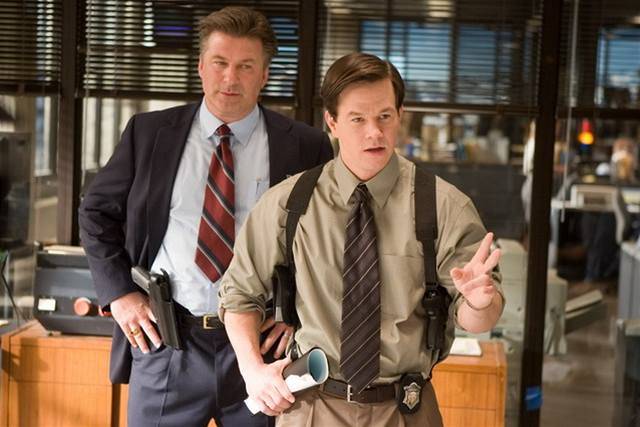 Alec Baldwin a Mark Wahlberg ve filmu Skrytá identita (2006)