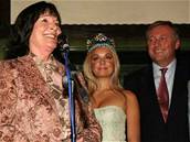 Miss World Taána Kuchaová a editelka Miss World Julia Morleyová (vlevo) se 6. íjna setkaly s premiérem Mirkem Topolánkem