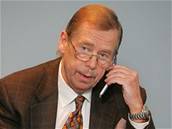Václav Havel telefonuje
