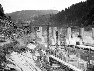 Stavba Štěchovické přehrady (26.10.1942)