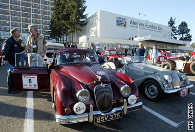 Nechybl ani Jaguar XK150 FHC z roku 1958 Anglian Charlese Gravese a Richarda Cooka, pochopiteln s pravostranným ízením.