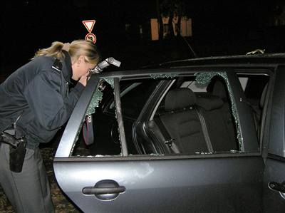 Okna fabie rozbili dlaebními kostkami neznámí pachatelé