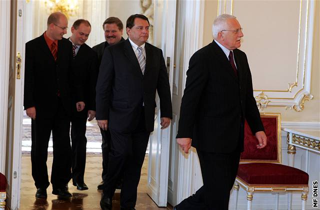 Prezident Klaus a Jií Paroubek po jednání na Hrad.