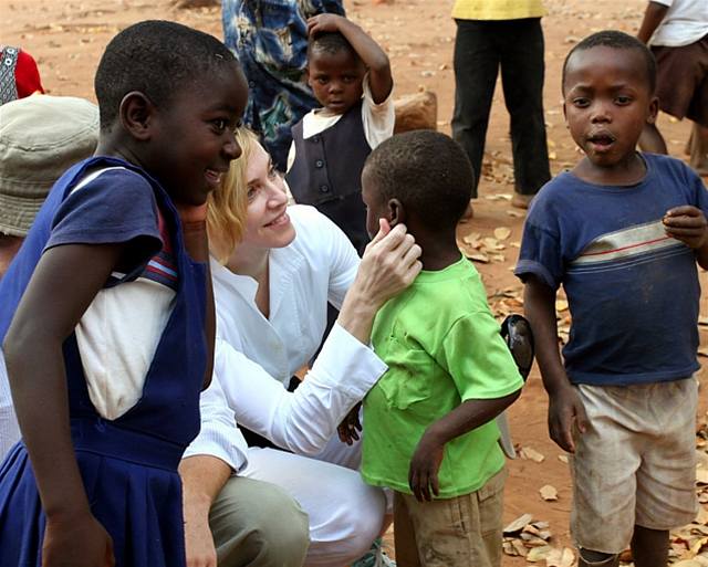 Madonna pi své návtve sirotince v Malawi
