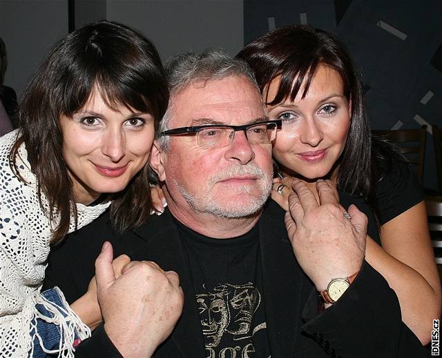 Otec Rube (Jan Kaer) si se svými televizními dcerami Ivankou (Zdeka Volencová) a Andreou (Dana Morávková) 