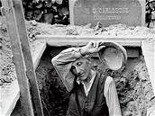 Ilustra�ní foto (snímek Farmá� a hroba� z výstavy In the Face of History)