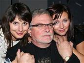 Otec Rube (Jan Kaer) si se svými televizními dcerami Ivankou (Zdeka Volencová) a Andreou (Dana Morávková) 