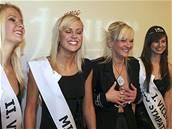 Kateina Hamrová pózuje s vítzkami Miss Junior 2006