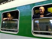 Radek Hromuko a Martin Langer ve vlaku v Praze na Hlavním nádraí. Práv vyráejí na cestu kolem republiky - smr Cheb.