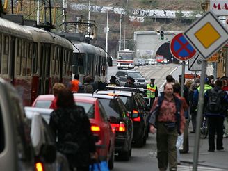 Požár tramvaje v pražské Revoluční ulici