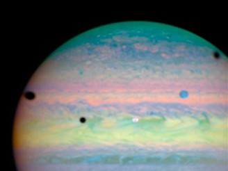 Ti Jupiterovy msce vrhajc stn na ob planetu