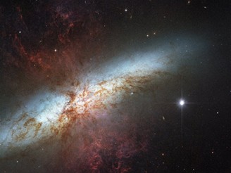 "astn sladk estnctka" Hubbleova teleskopu - galaxie Starburst M82