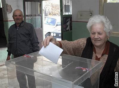 V sobotu se do více ne osmi tisíc volebních místností po celém Srbsku dostavilo jen 17,5 procenta oprávnných voli.