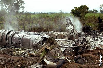 Trosky nigerijského boeingu 737. V útrobách hoícího stroje zahynulo pes sto lidí.