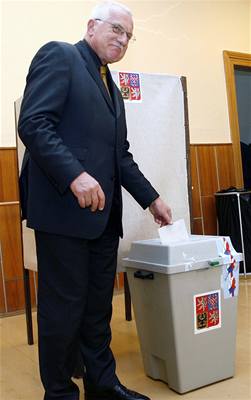 Prezident Václav Klaus si myslí, e by lidé mli pijít k senátním volbám,  pestoe se horní komora netí velké popularit. 