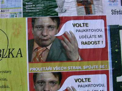 Plakáty, které hlásají, e Jií Paroubek stojí za senátorkou Paukrtovou, visí po celém Jablonci.