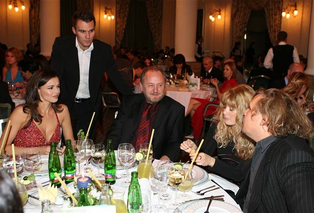 Iva Kubelková s pítelem a manelé Vachlerovi si pochutnávali na vegetariánském menu