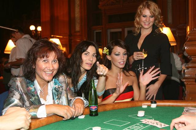 Eva Aichmajerová s maminkou (vlevo) a Agáta Hanychová s Petrou Machákovou navtívily i karlovarské kasino